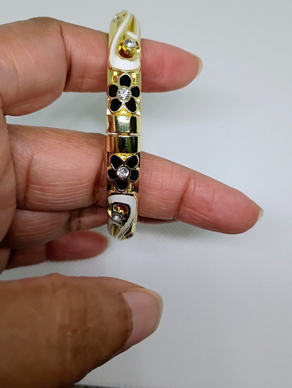 New Gold Tone Black/White Enamel Floral Hinged Bangle Bracelet 🚨 - Picture 5 of 6